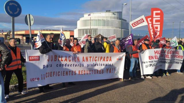 Concentración de trabajadores a las puertas de la sede de Auvasa en Valladolid, este lunes