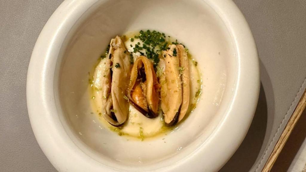 Mejillones sobre crema de maíz.