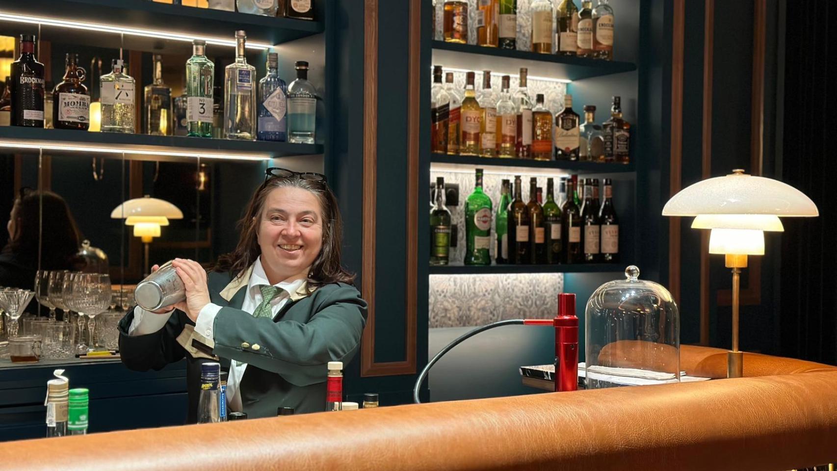 Valentina Vandici, al frente de la coctelería del hotel Canfranc.