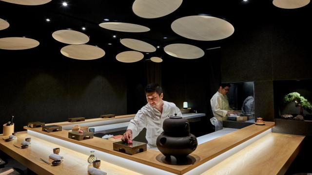 La exclusiva barra para 10 comensales que sirve el mejor sushi de Valencia: tiene estrella Michelin