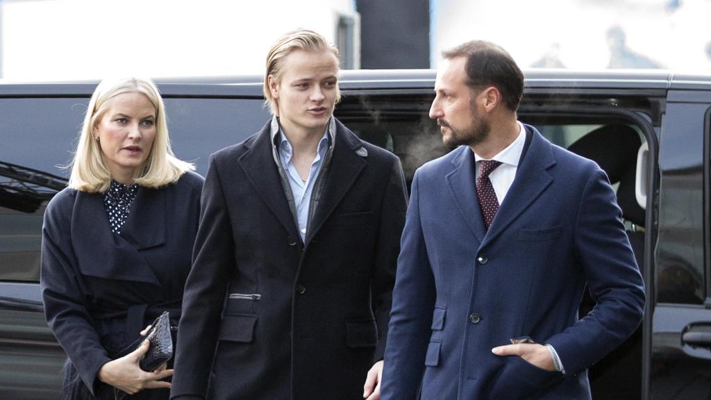 Mette-Marit y Marius Borg en una imagen de archivo junto al príncipe Haakon.