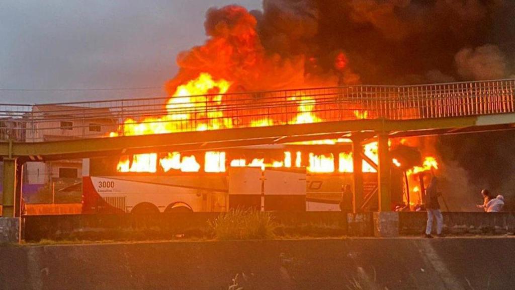 Autobús incendiado que transportaba a ultras del Cruzeiro