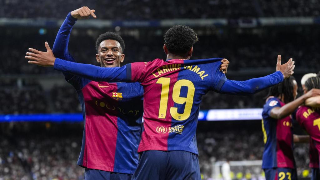 Lamine Yamal, junto a Alejandro Balde, celebra su gol en el Santiago Bernabéu