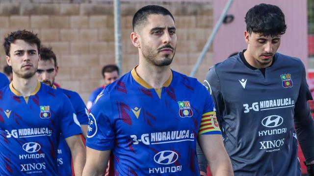 Los jugadores del Poblense saltan al terreno de juego en un partido de Tercera RFEF.