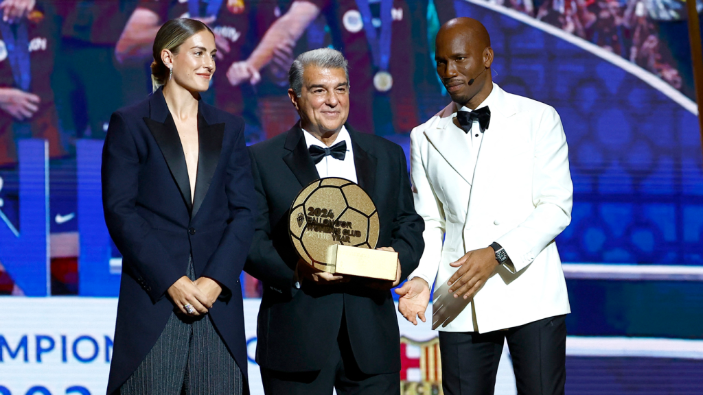 Joan Laporta, junto a Alexia Puterllas, recoge el premio de mejor club femenino de la temporada