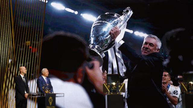 Carlo Ancelotti, premiado con el galardón de mejor entrenador en la Gala del Balón de Oro 2024