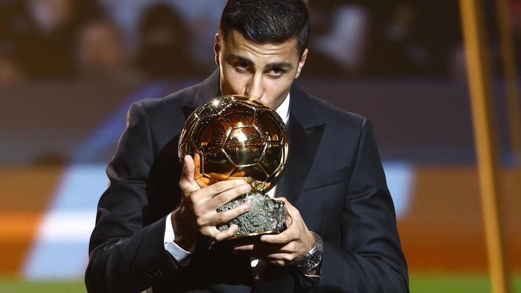 Rodrigo Hernández recibe el Balón de Oro 2024