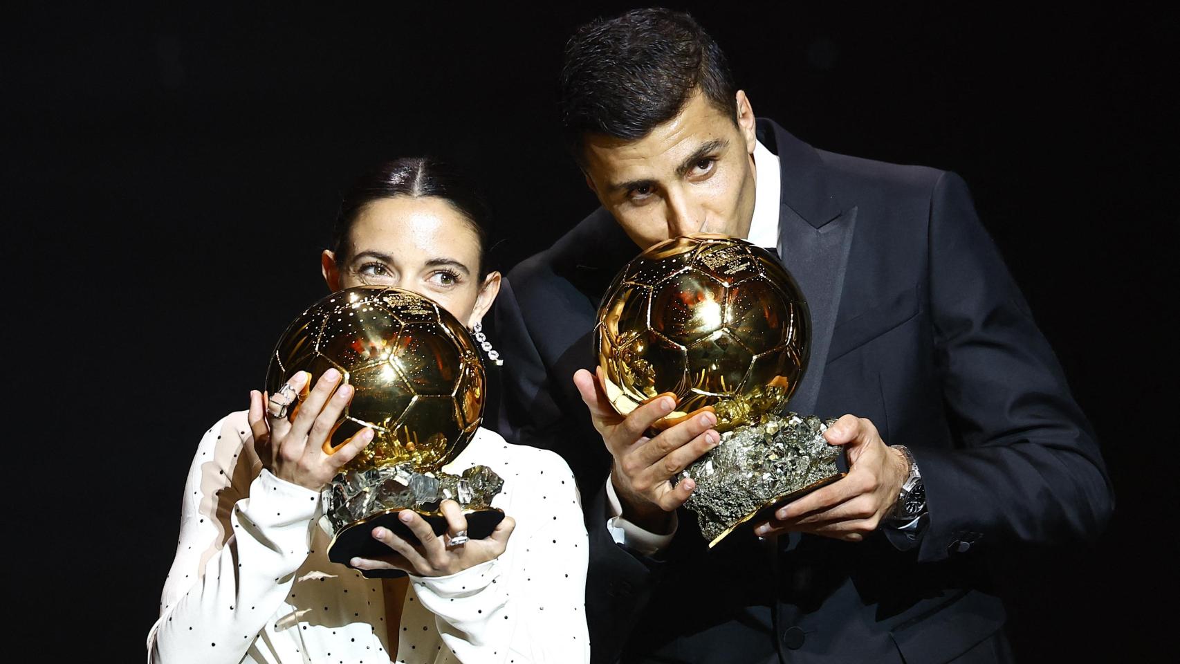 Aitana Bonmatí y Rodri Hernández con sus Balónes de Oro