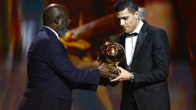 George Weah entrega el Balón de Oro a Rodri Hernández