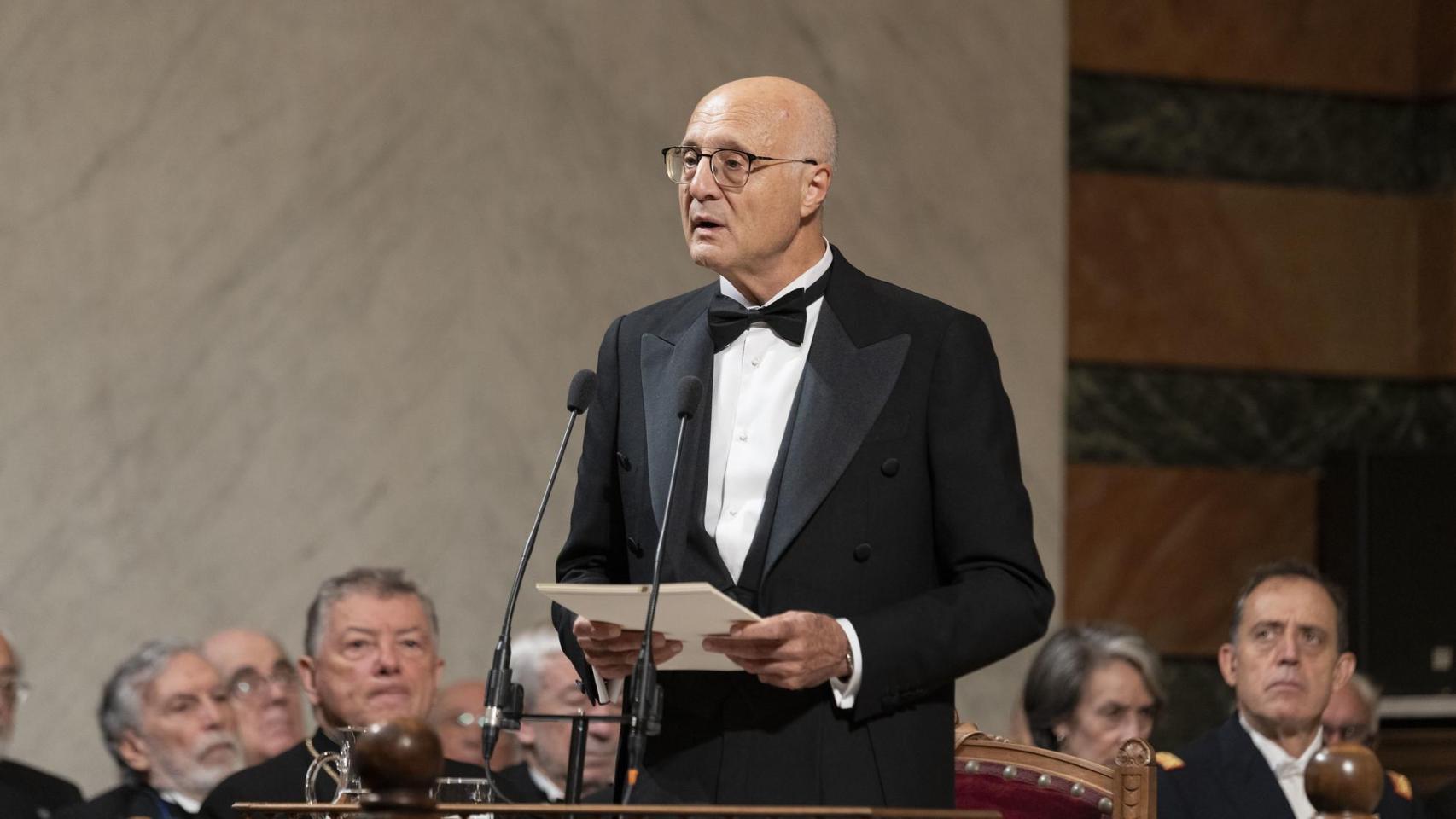 El filólogo Pedro Cátedra lee su discurso de ingreso en la Real Academia Española, este domingo. Foto: RAE