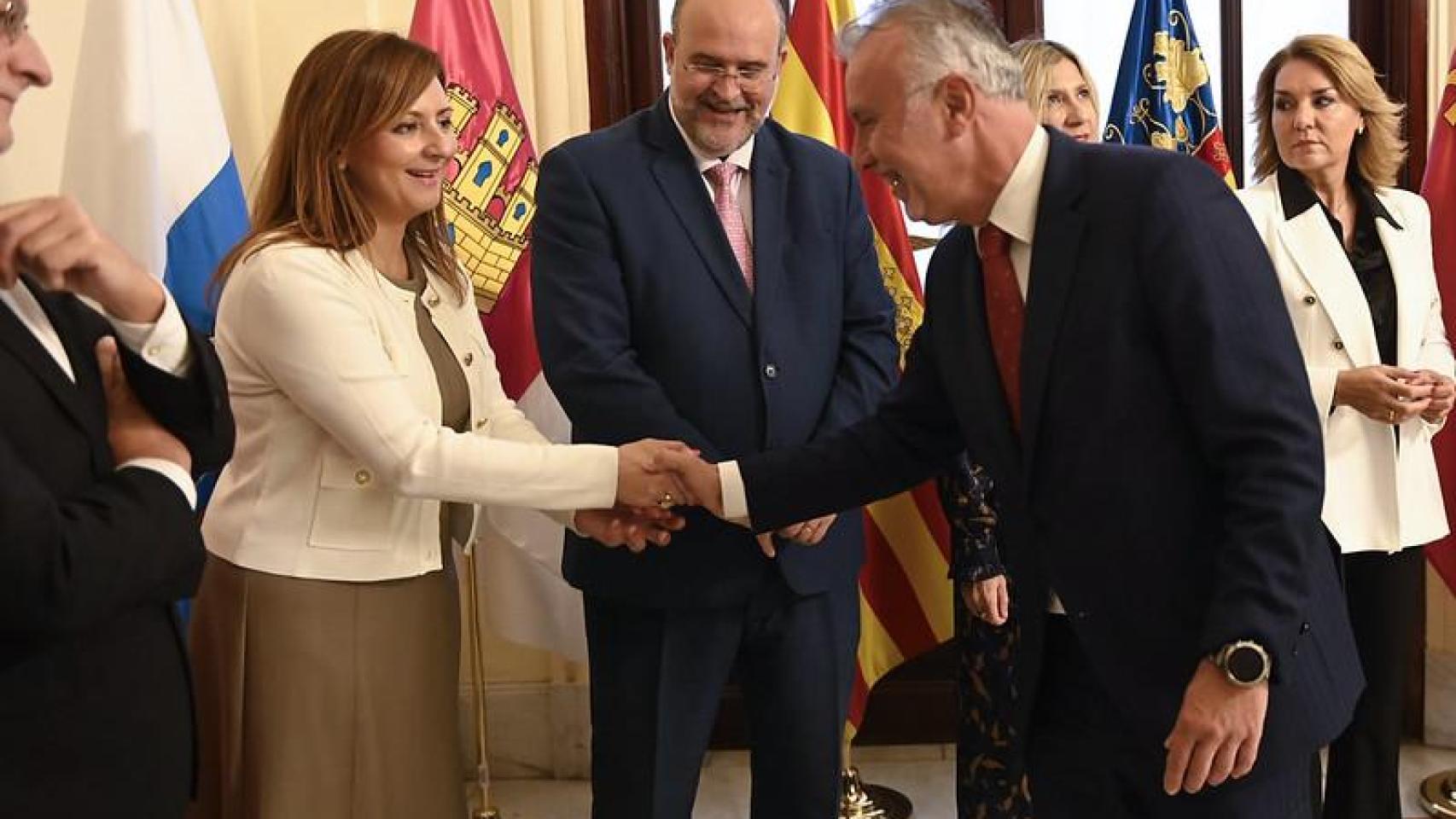 El vicepresidente primero de Castilla-La Mancha, José Luis Martínez Guijarro, junto al ministro Ángel Víctor Torres.