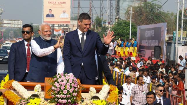 El presidente, Pedro Sánchez, junto al primer ministro indio, Narendra Modi, en la ciudad de Vadodara.