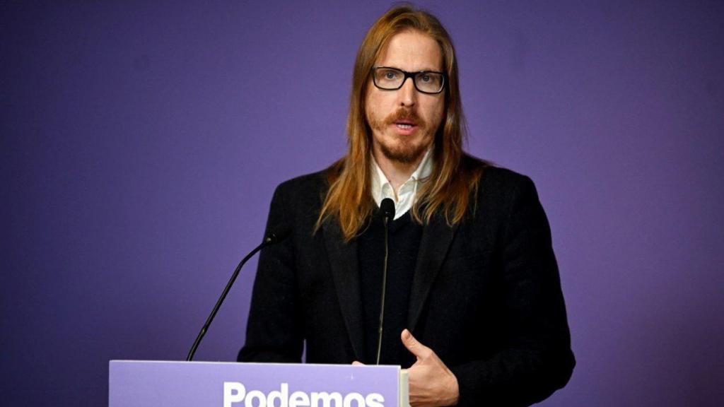 El portavoz y secretario de Organización de Podemos, Pablo Fernández, este lunes en la sede del partido.