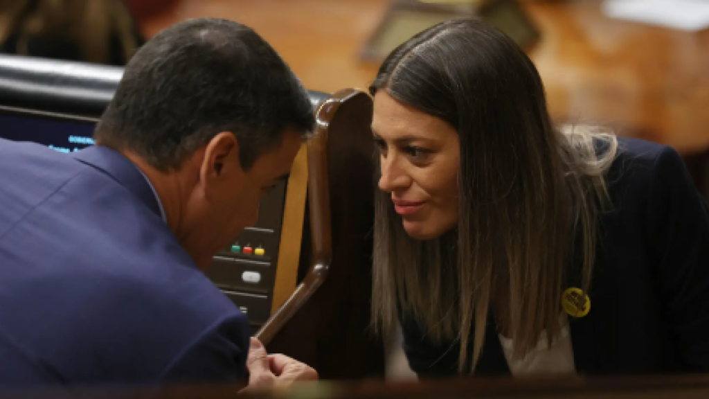 La portavoz de Junts en el Congreso, Míriam Nogueras, conversando con el presidente del Gobierno, Pedro Sánchez.