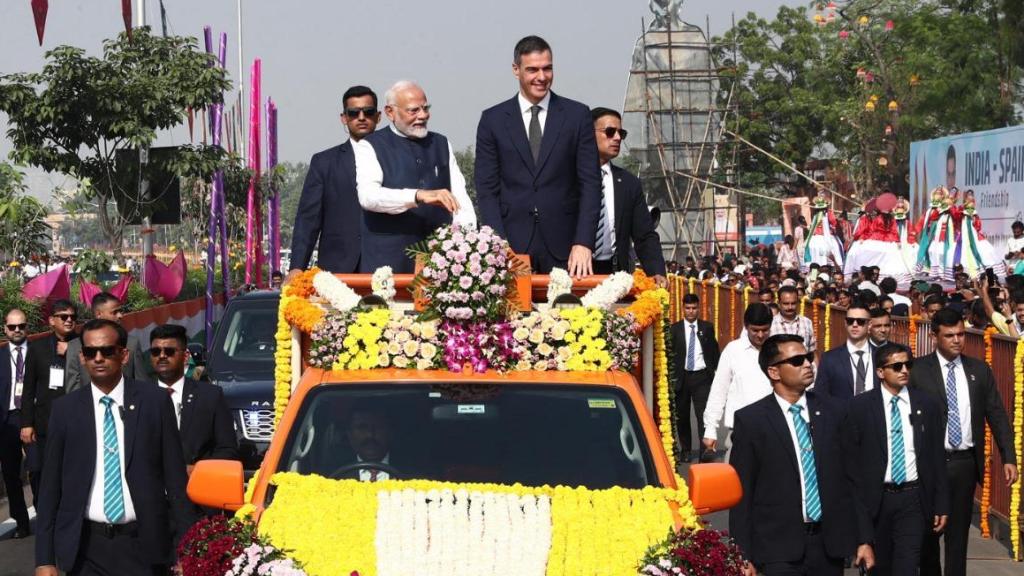 El presidente, Pedro Sánchez, junto al primer ministro indio, Narendra Modi, este lunes en la ciudad de Vadodara.