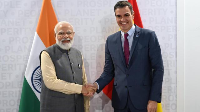 El presidente del Gobierno de España, Pedro Sánchez (d), y el primer ministro de India, Narendra Modi (i), en la segunda jornada de la cumbre del G20, a 31 de octubre de 2021.