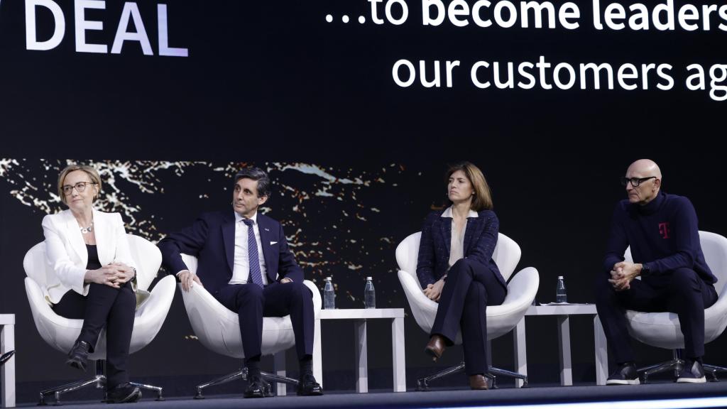 (I-D) La CEO de Vodafone, Margherita della Valle; el presidente de Telefónica, José María Álvarez-Pallete; la CEO de Orange, Christel Heydemann, y el CEO Deutsche Telecom, Tim Höttges, durante una sesión en el MWC 2024.