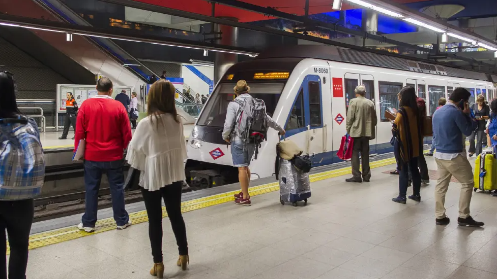 Gente esperando a un tren del Metro de Madrid.