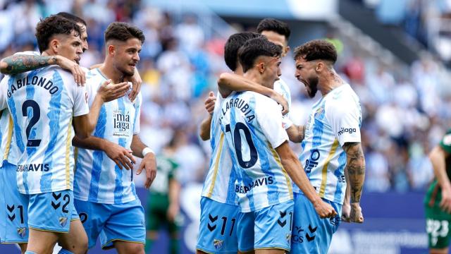 Los jugadores del Málaga celebran el tanto de la victoria contra el Eibar