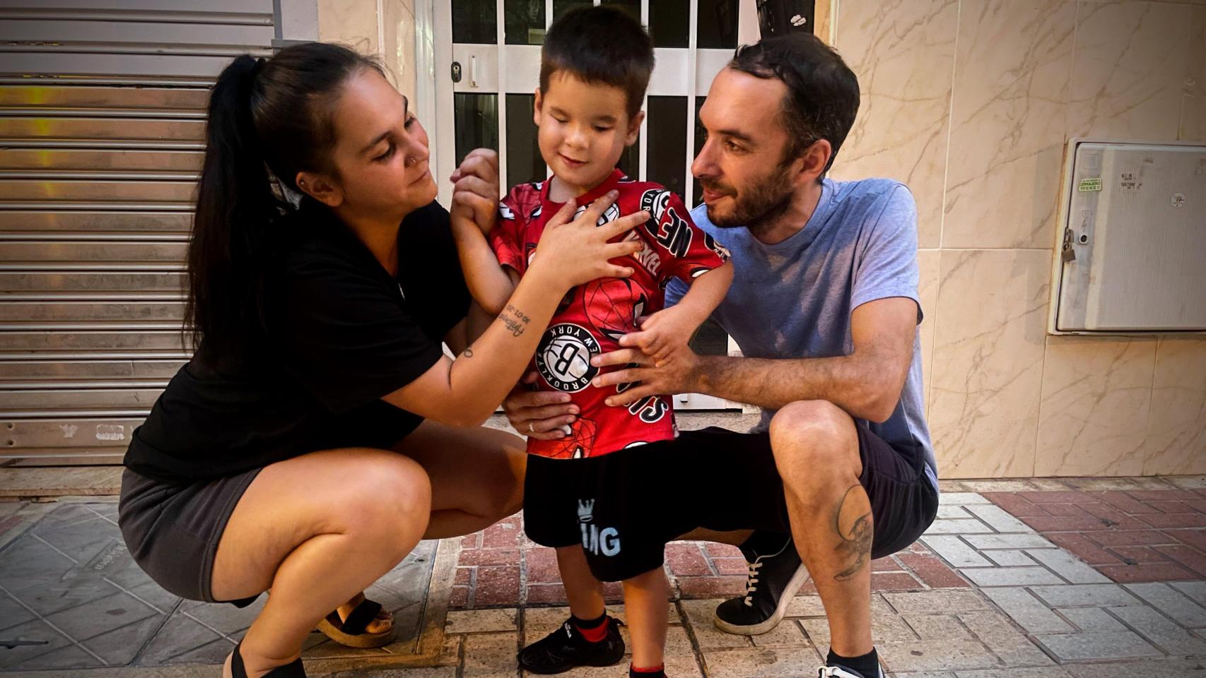 Antonio con sus padres.