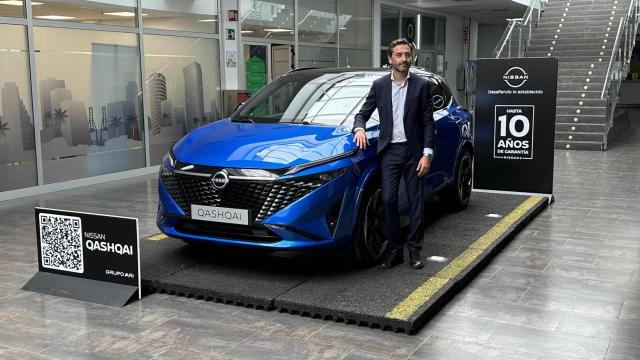 Christian Costaganna, CEO de Nissan en España, con el nuevo Qashqai.