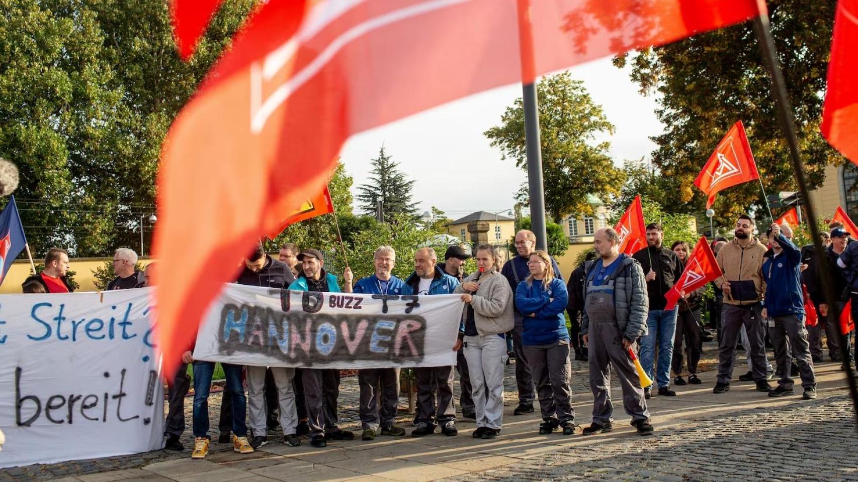 Los trabajadores se manifiestan en el exterior de las negociaciones entre VW y los sindicatos.