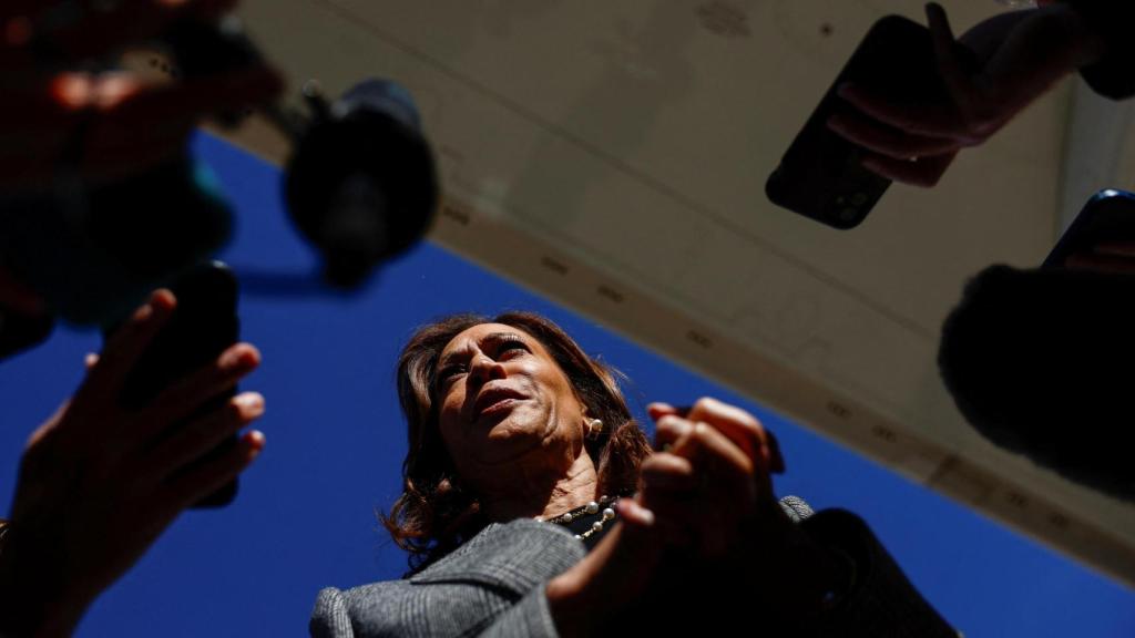 La candidata y vicepresidenta Kamala Harris, abordada por la prensa ayer ante el Air Force Two.