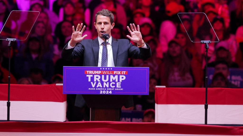 El comediante Tony Hinchcliffe generó una polémica con Puerto Rico tras verter comentarios racistas durante un mitin de Trump.