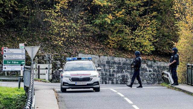 Agentes de la policía austríaca en un control de carretera cerca del lugar de un tiroteo en Kirchberg ob der Donau (Austria.