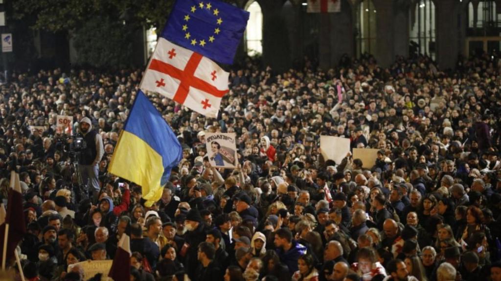 Miles de georgianos se concentran frente al Parlamento del país para protestar contra los resultados.