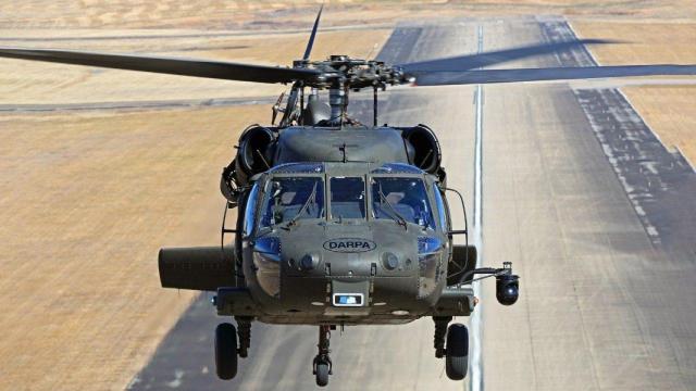 El helicóptero Black Hawk volando sin piloto