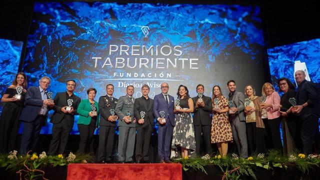 Foto de familia de los doce galardonados con los Premios Taburiente 2024 durante la gala de entrega celebrada en el Teatro Guimerá.