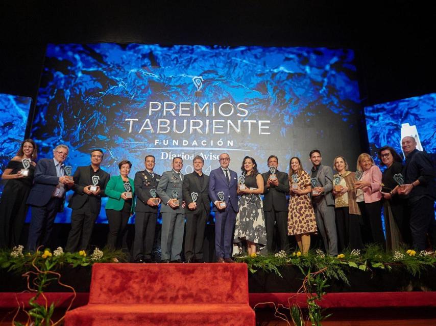 Foto de familia de los doce galardonados con los Premios Taburiente 2024 durante la gala de entrega celebrada en el Teatro Guimerá.