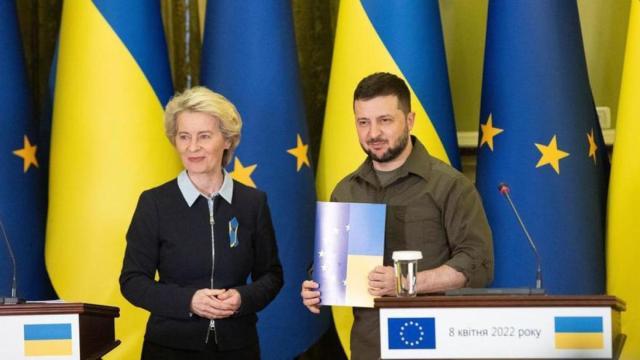 La presidenta de la Comisión Europea, Ursula von der Leyen, junto al presidente ucraniano Volodimir Zelenski, en una imagen de archivo.