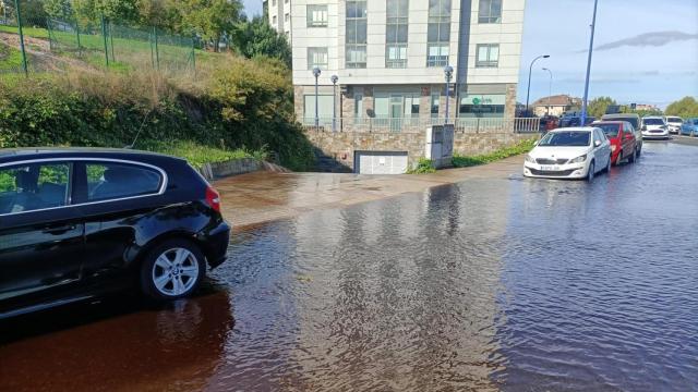 Inundaciones en A Corveira, en Culleredo, por la rotura de una tubería.