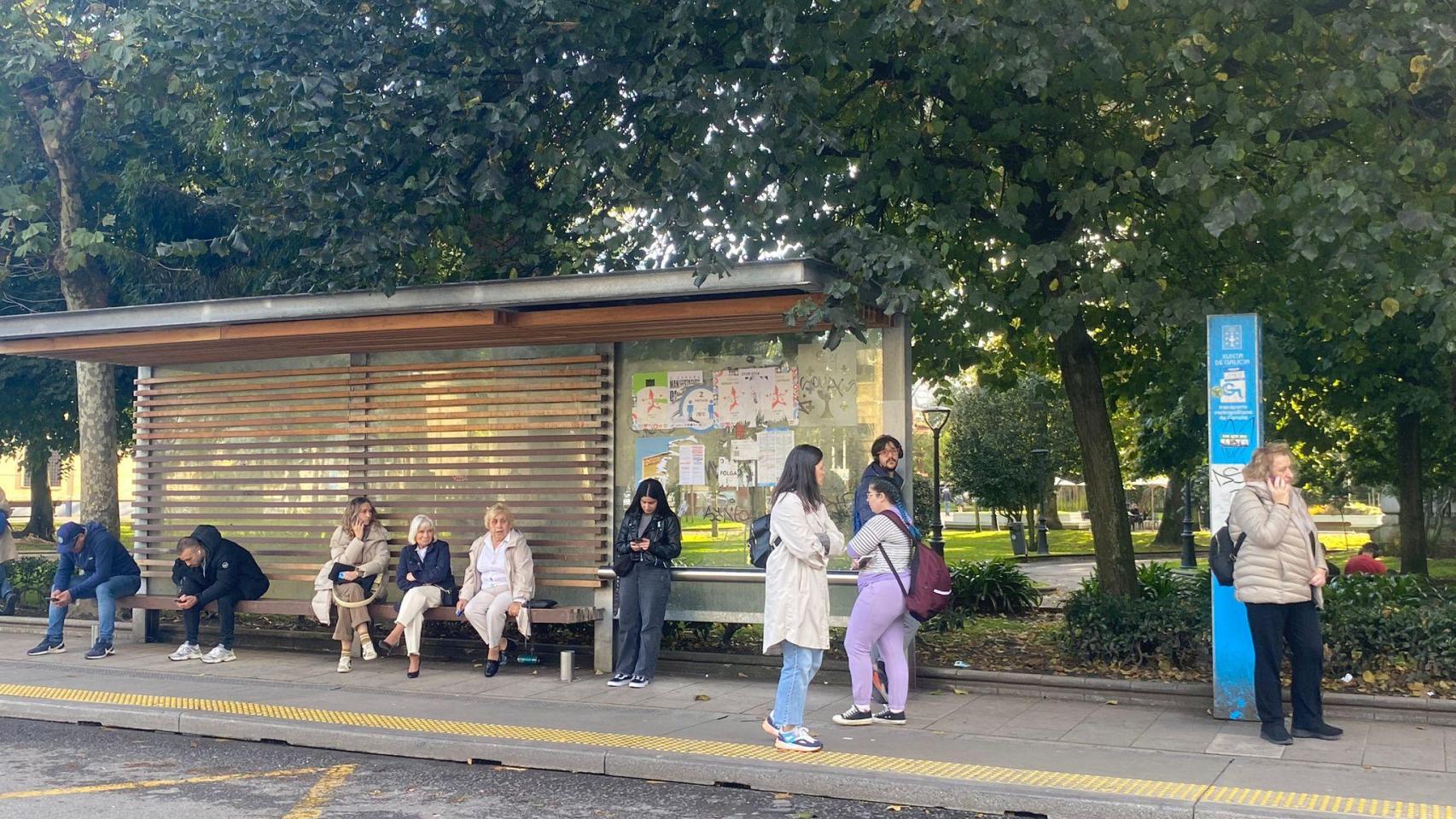 Usuarios esperando en la parada de Entrajardines en A Coruña