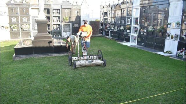 Trabajos de georradar que se llevaron a cabo en el cementerio de O Val,  en Narón, en 2023.