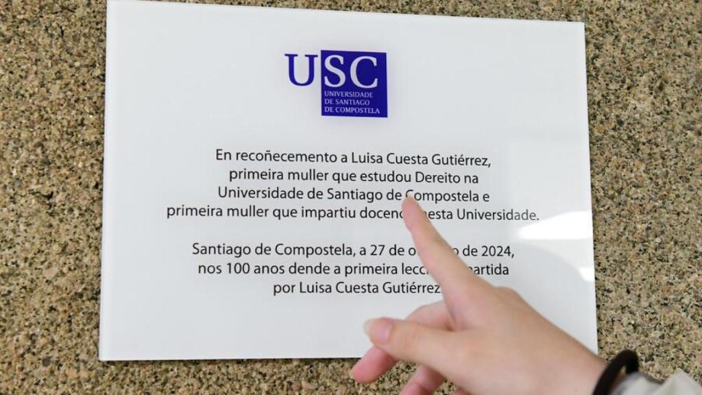 Placa en honor a Luisa Cuesta, primera profesora universitaria de Galicia.