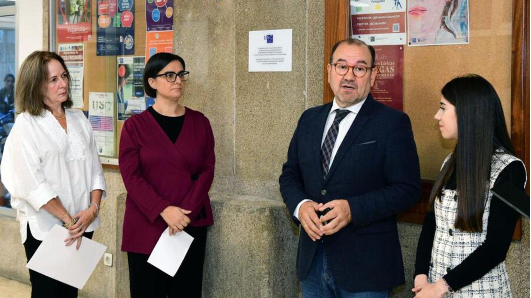 El rector de la USC preside el homenaje a Luisa Cuesta.