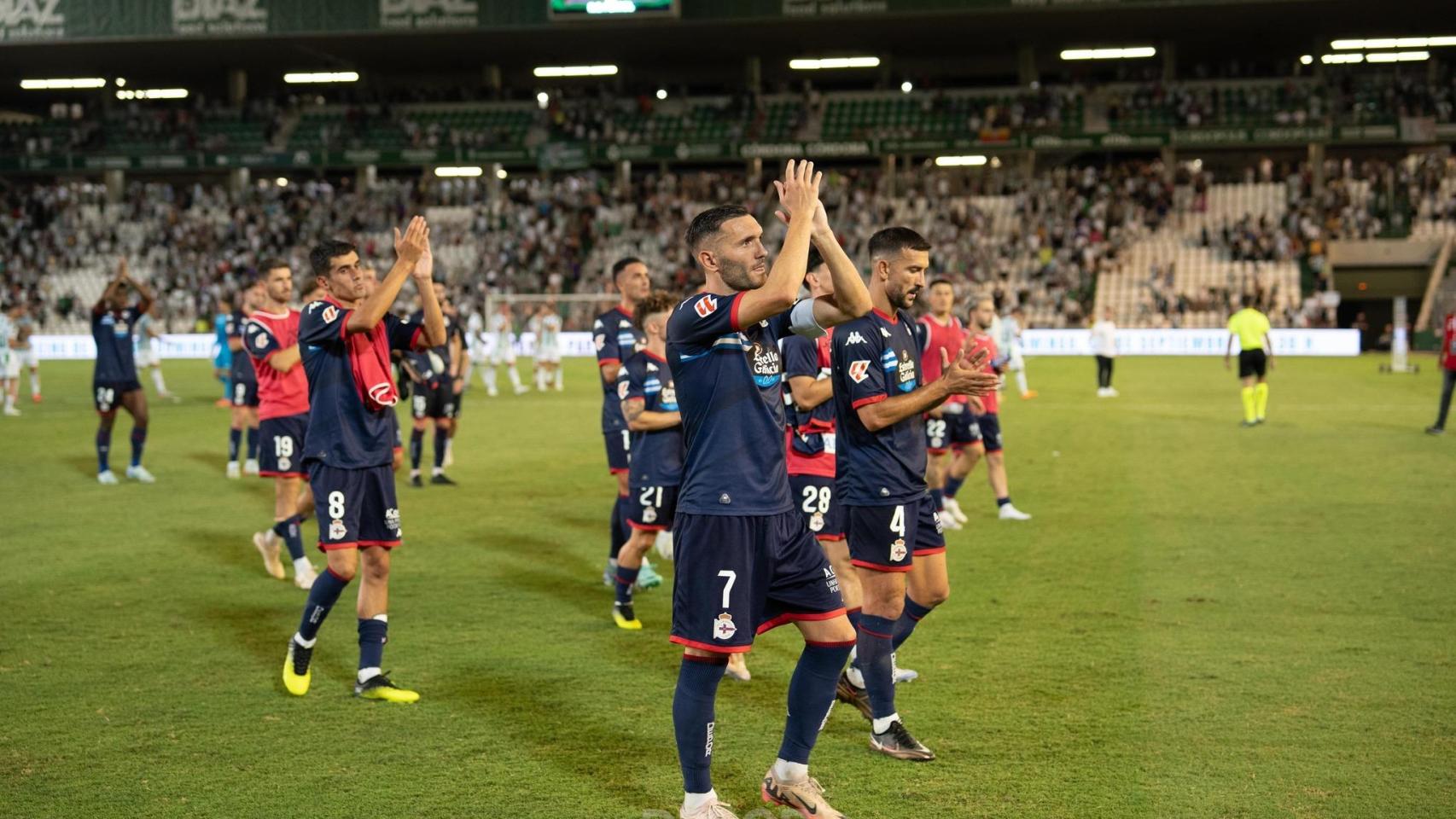 Jugadores del Deportivo aplaudiendo a su afición tras un partido como visitantes