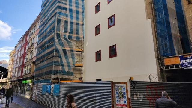 Parte de la fachada, ya descubierta, del edificio municipal de Marqués de Pontejos.