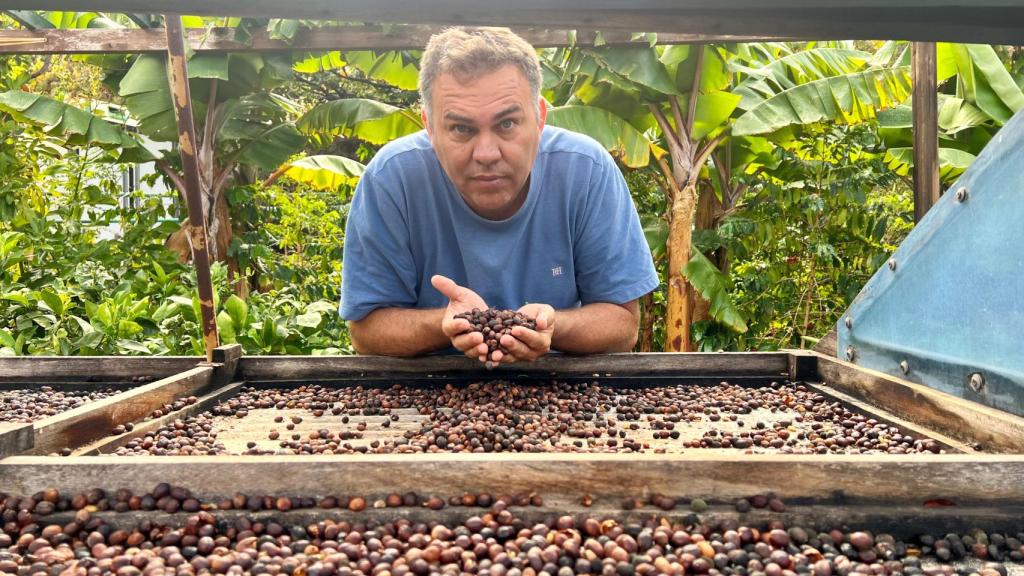 Víctor Lugo Jorge posa para EL ESPAÑOL en el secadero de café, entre naranjos y cafetales.