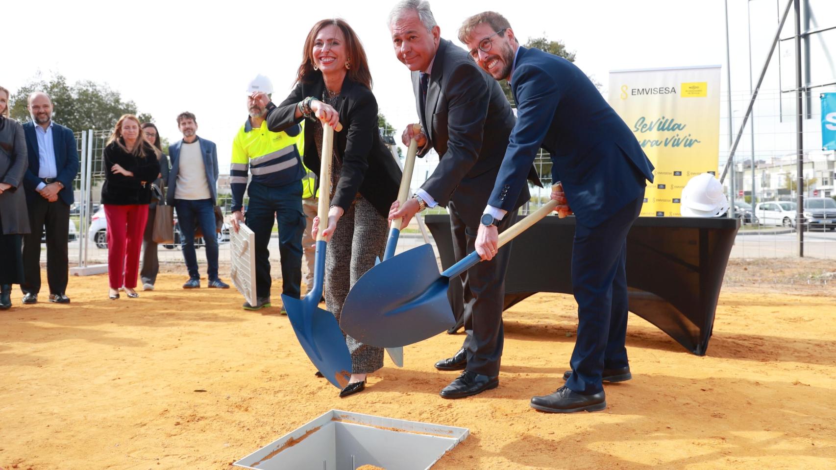 José Luis Sanz, Francisco Toscano y Rocío Díaz, en la primera piedra de las nuevas promociones en Torreblanca.