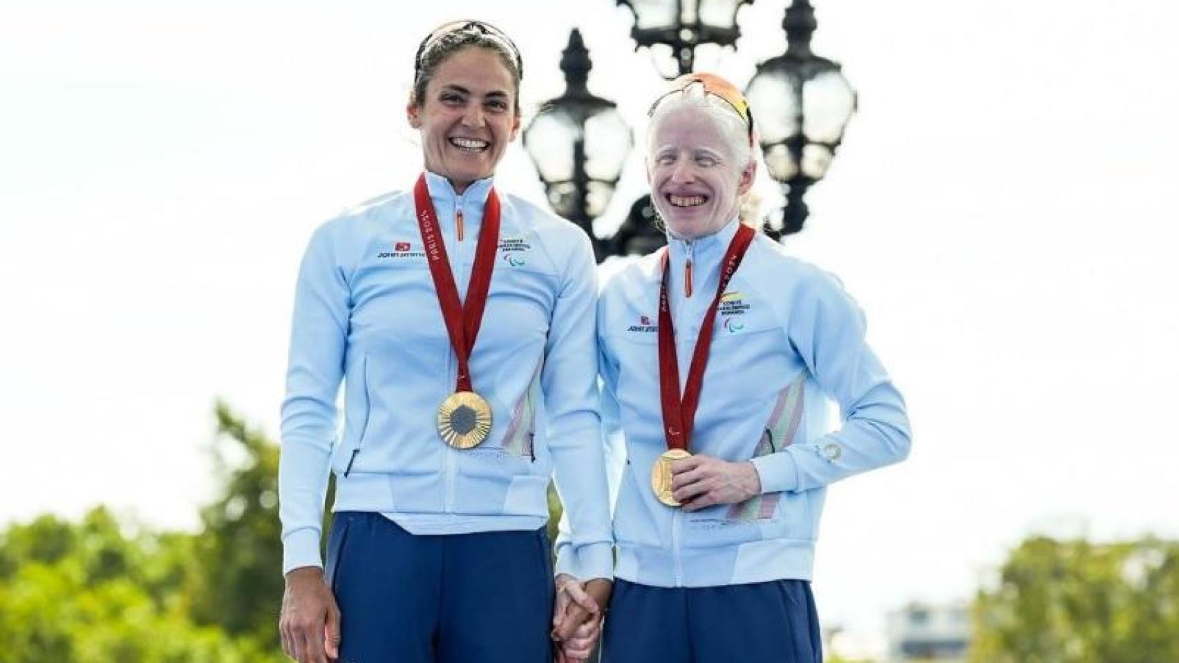 Susana Rodríguez Gacio, junto a Sara Pérez, con el oro en el podio de los Juegos Paralímpicos de París.