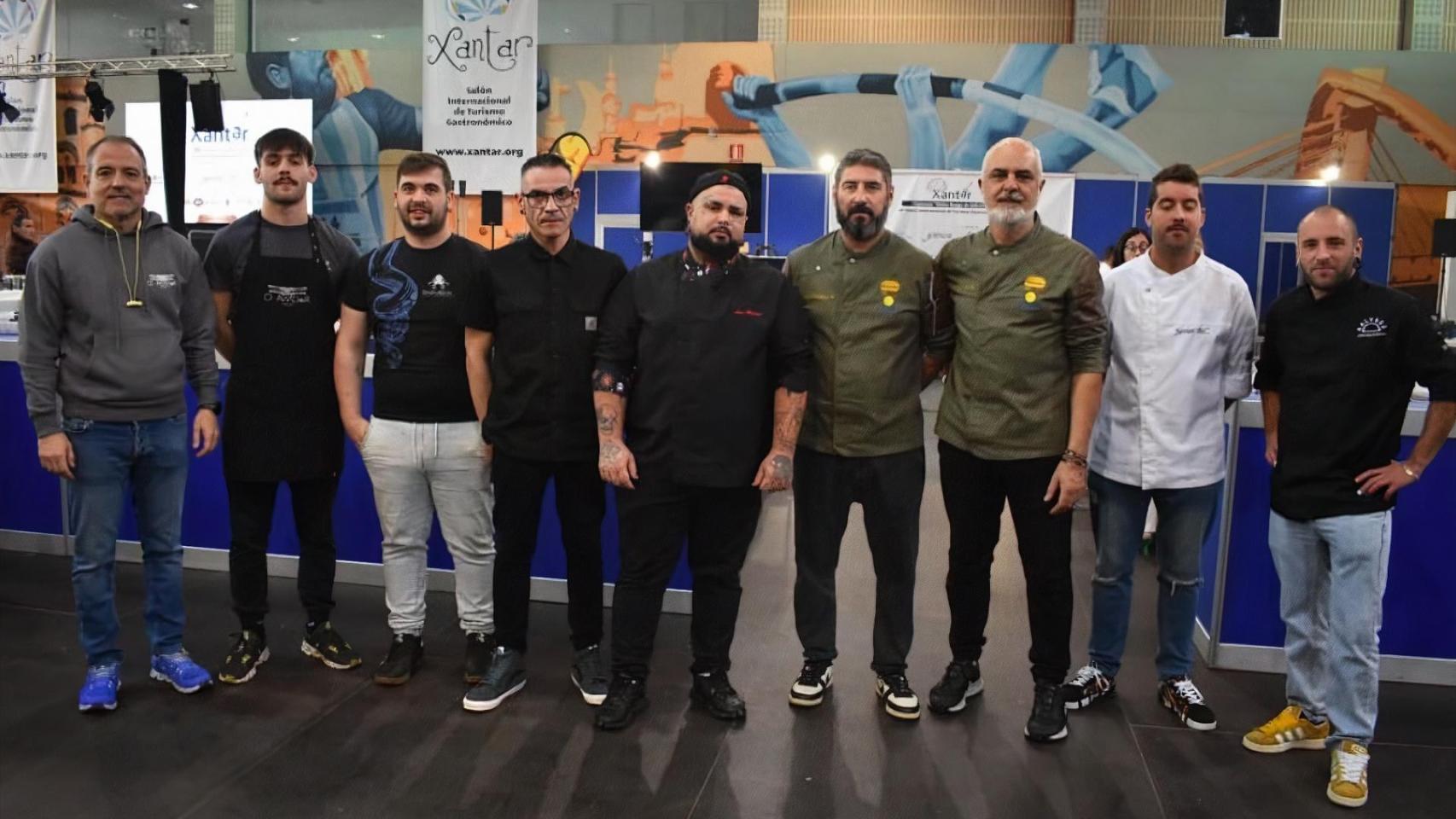 Imagen de Xantar en Ourense con los participantes en el concurso de mejor hamburguesa.