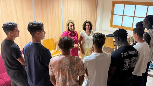 Susana Camarero en una visita reciente a un centro de Villena con programa migratorio.