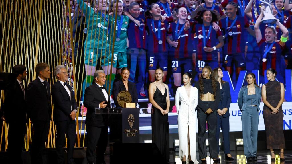 La plantilla del Barça femenino recibe el premio al mejor club del año.