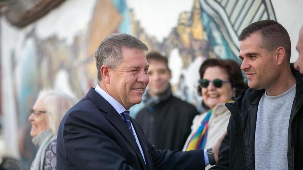 Emiliano García-Page durante la inauguración de una escuela infantil en San Carlos del Valle (Ciudad Real) este lunes.