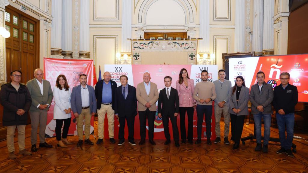 El alcalde de Valladolid, Jesús Julio Carnero, la concejala de Turismo, Eventos y Marca, Blanca Jiménez; los directores técnicos, Luis Cepeda y Ángel Moretón, y el presidente de la Asociación de Hostelería de Valladolid, Jaime Fernández, durante la presentación del XX Concurso Nacional de Pinchos y Tapas y el VIII Campeonato Mundial de Tapas