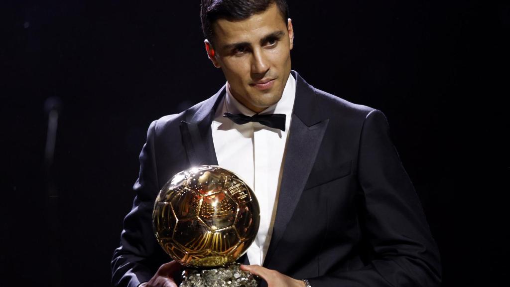 Rodrigo Hernández tras recibir el Balón de Oro 2024, en París.